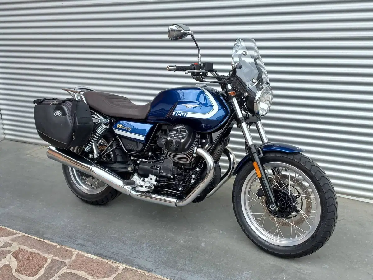 Moto Guzzi V7 Stone Special Edition (2022 - 25) (4)