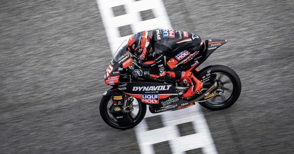 MotoGP 2026. GP di Thailandia. Moto3: David Almansa beffa Maximo Quiles per soli 3 millesimi. Cadono Guido Pini e Matteo Bertelle [RISULTATI]