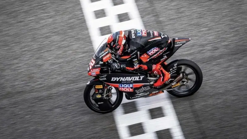 MotoGP 2026. GP di Thailandia. Moto3: David Almansa beffa Maximo Quiles per soli 3 millesimi. Cadono Guido Pini e Matteo Bertelle [RISULTATI]