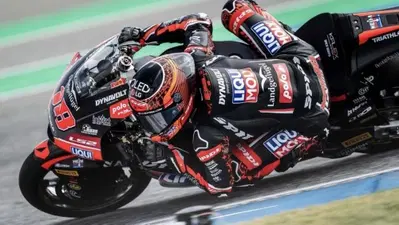 MotoGP 2026. GP di Thailandia. Moto2: Manu Gonzalez torna alla vittoria davanti a Izan Guevara in una gara segnata dalle bandiere rosse [RISULTATI]