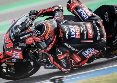 MotoGP 2026. GP di Thailandia. Moto2: Manu Gonzalez torna alla vittoria davanti a Izan Guevara in una gara segnata dalle bandiere rosse [RISULTATI]