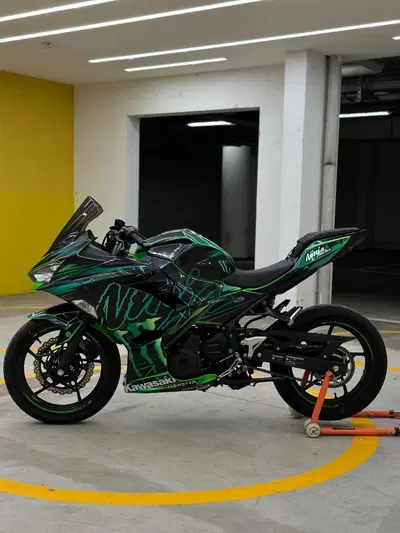 Kawasaki Ninja 400 (2023) usata