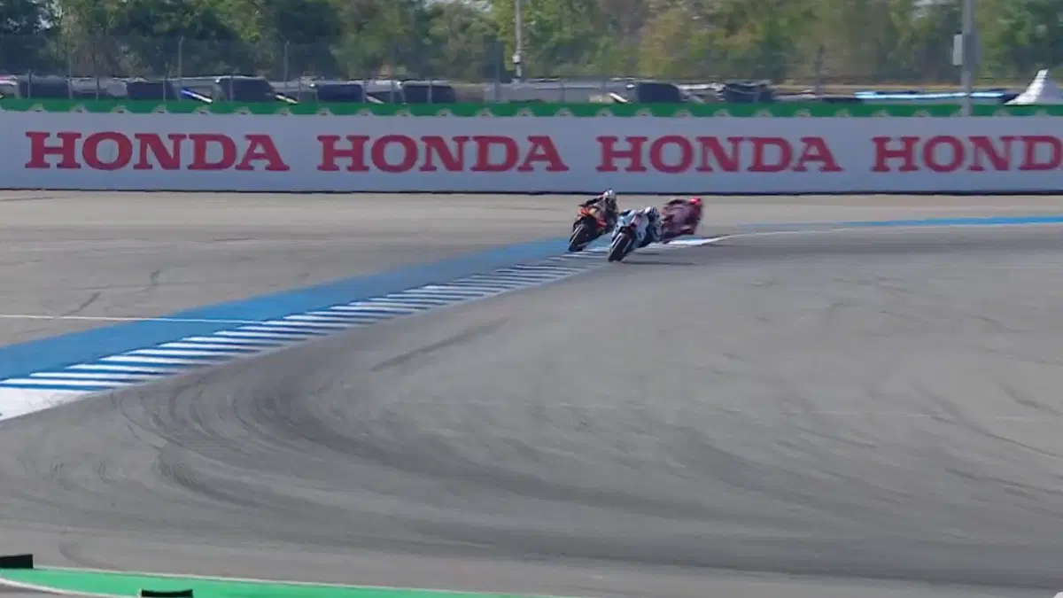 GP Thailandia: cordolo e la gomma di Marc Márquez si sgonfia (5)