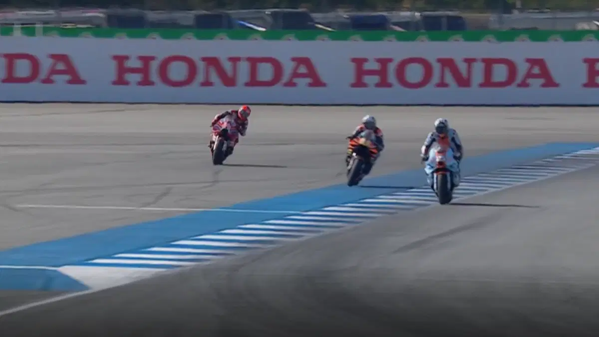 GP Thailandia: cordolo e la gomma di Marc Márquez si sgonfia (4)