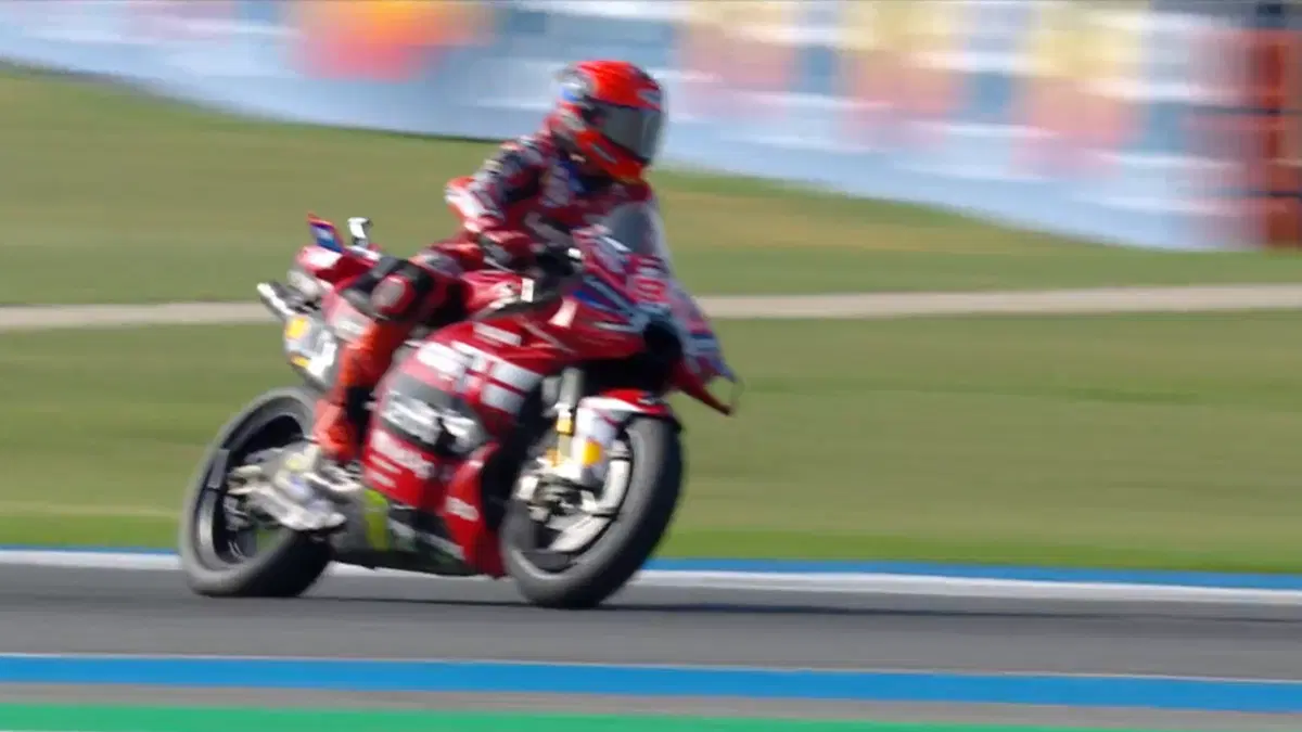 GP Thailandia: cordolo e la gomma di Marc Márquez si sgonfia (3)