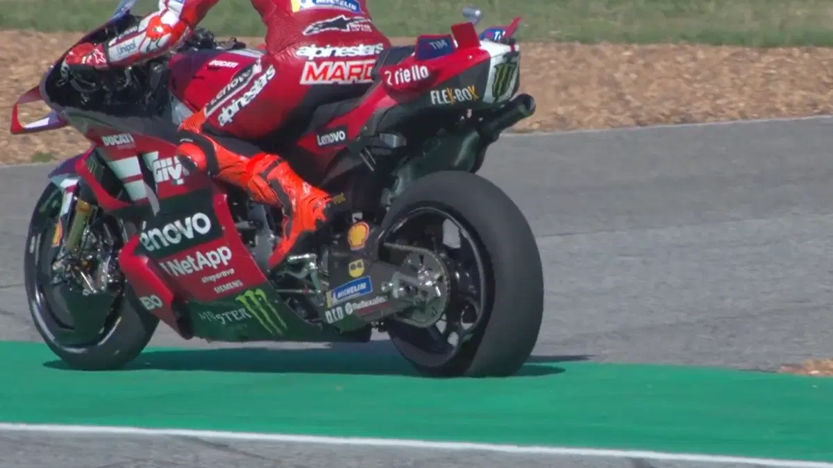 GP Thailandia: cordolo e la gomma di Marc Márquez si sgonfia