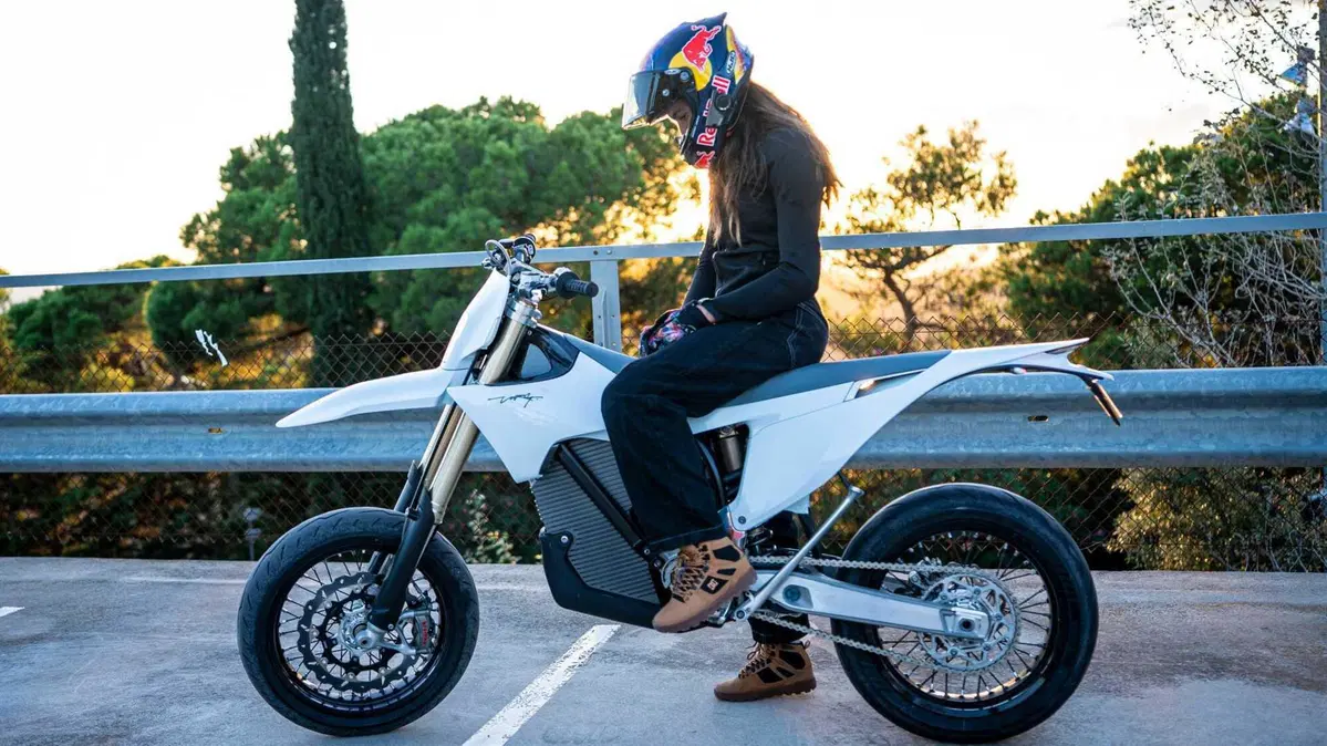 Sarah Lezito entra nella famiglia SENA, l'interfono diventa parte attiva dello stunt riding