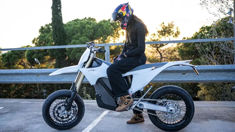 Sarah Lezito entra nella famiglia SENA, l'interfono diventa parte attiva dello stunt riding