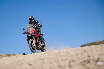 Test TKC 80&sup2;: una nuova era della gomma travel enduro secondo Continental [VIDEO]
