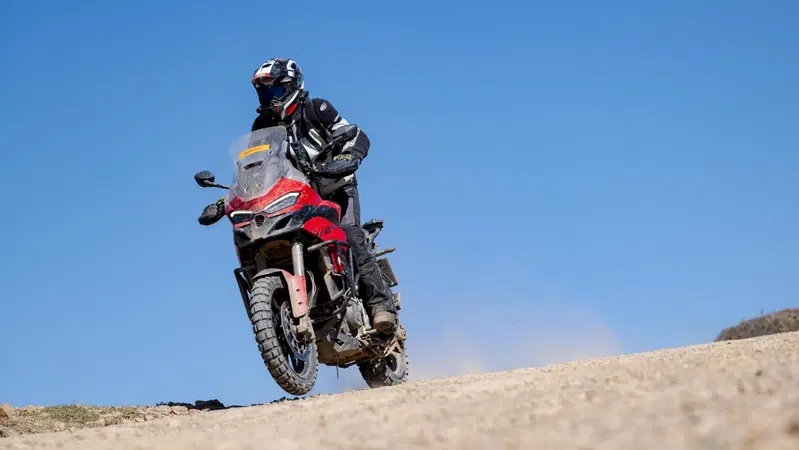 Test TKC 80&sup2;: una nuova era della gomma travel enduro secondo Continental [VIDEO]