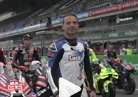 Il pilota Guintoli in tuta in pelle in omaggio al figlio che non c’è più [VIDEO]