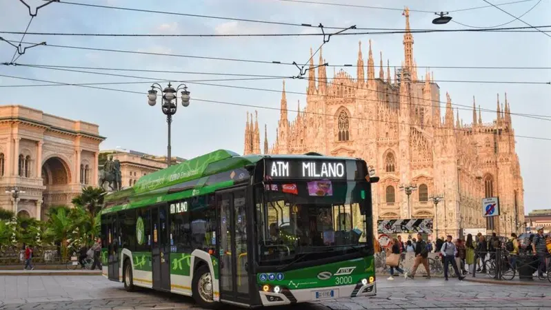 Milano, autobus dell'ATM travolge una moto