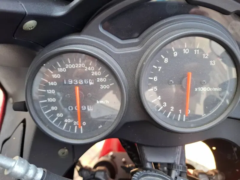 Suzuki RF 900 R (2)