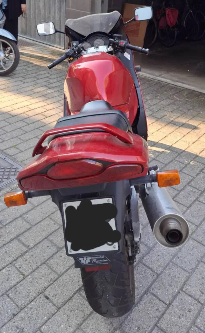 Suzuki RF 900 R (4)