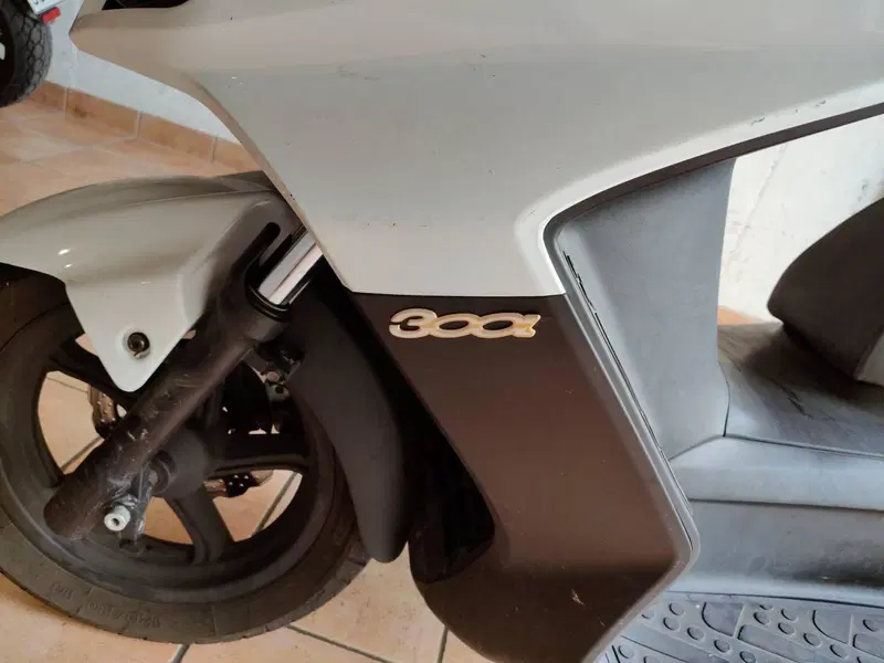 Kymco Downtown 300i (2009 - 17) (4)