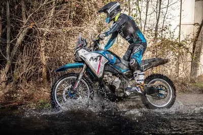 Mario Rom&aacute;n vince al debutto con la CFMoto 450MT