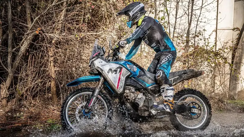 Mario Rom&aacute;n vince al debutto con la CFMoto 450MT