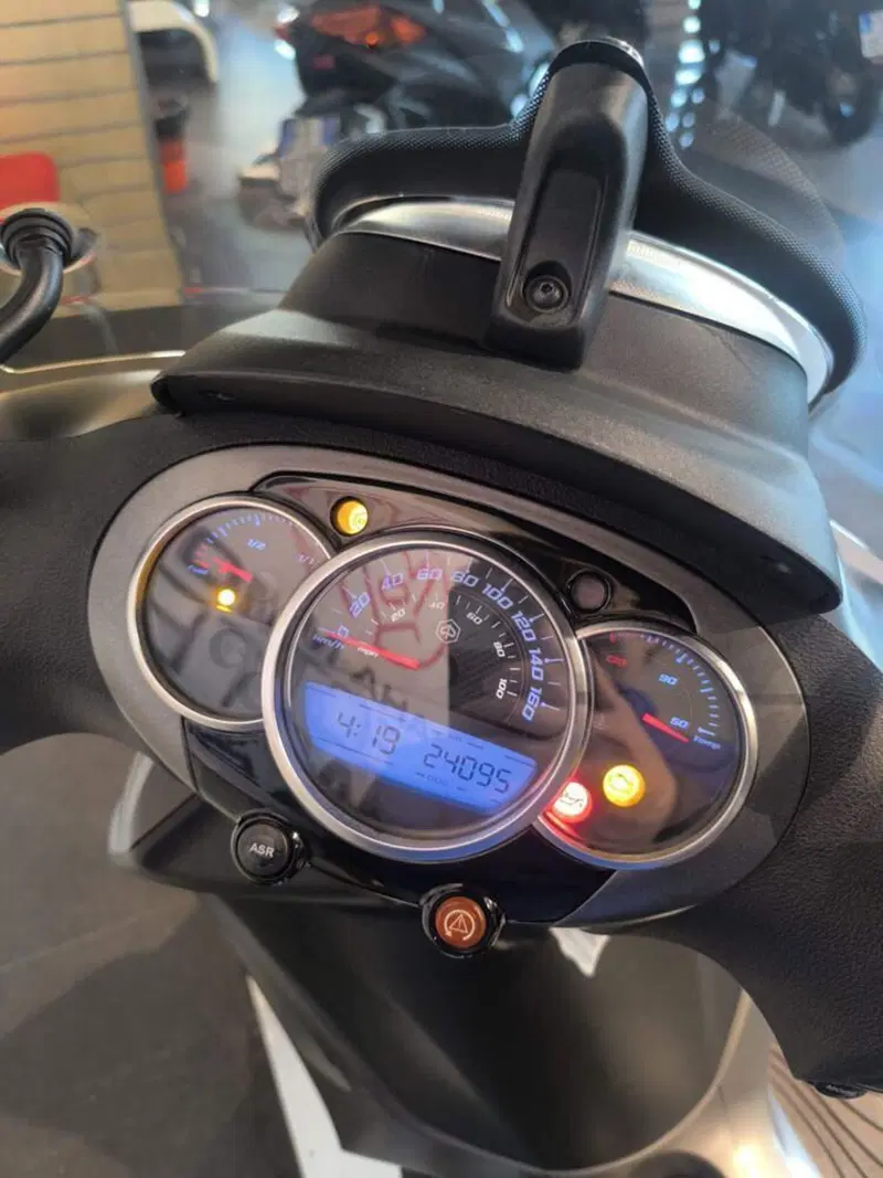 Piaggio Beverly 350 SportTouring ie ABS (2011 - 17) (6)