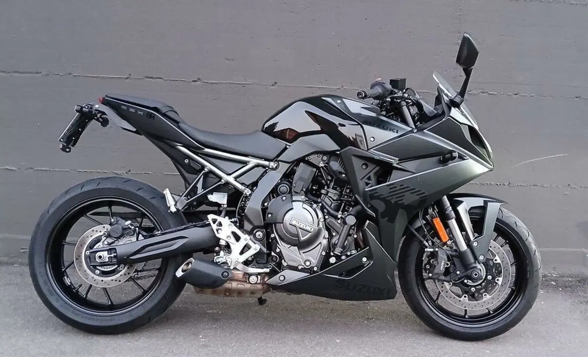 Suzuki GSX-8S Team Suzuki Edition (2024)