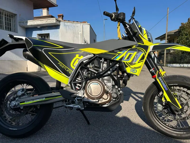 Husqvarna 701 Supermoto (2022) (3)