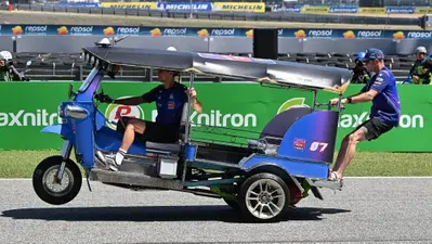 MotoGP 2026. GP di Thailandia. Toprak Razgatlioglu vince la sua prima gara in MotoGP (ma guida un Tuk-Tuk) [VIDEO]