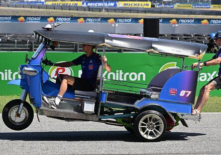 Razgatlioglu vince la sua prima gara in MotoGP (ma guida un Tuk-Tuk) [VIDEO]