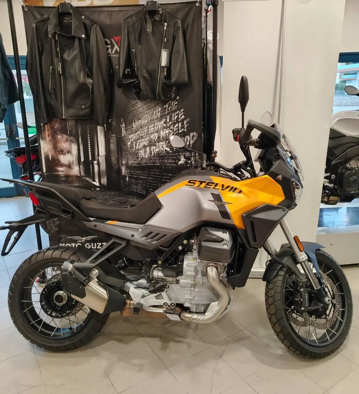 Moto Guzzi Stelvio (2024 - 26) (3)