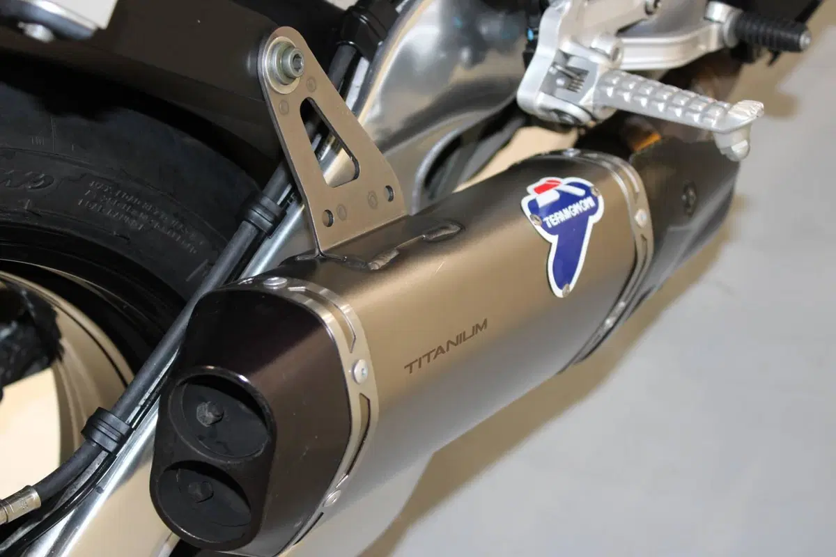 Aprilia Tuono V4 Factory (2021 - 24) (7)