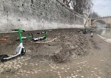Roma, monopattini abbandonati sulle rive del Tevere