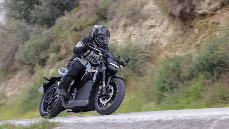 Honda WN7: il nostro TEST della prima moto elettrica di HONDA! [VIDEO]