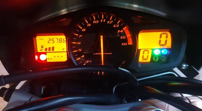 Suzuki GSR 600 (2006 - 11) (6)