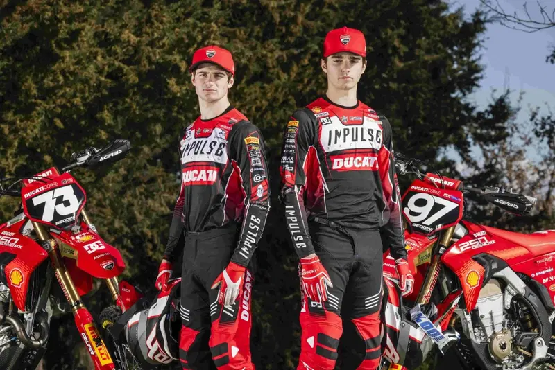 A sinistra Ferruccio Zanchi OUT per un problema alla mano, mentre a sinistra Simone Mancini che far&agrave; debuttare la Ducati in MX2