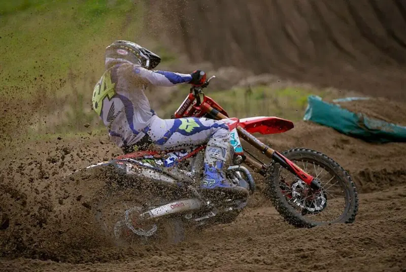Jeffrey Herlings in azione a Lierop. Tutto nuovo per lui, dalla moto al team passando per l'abbigliamento