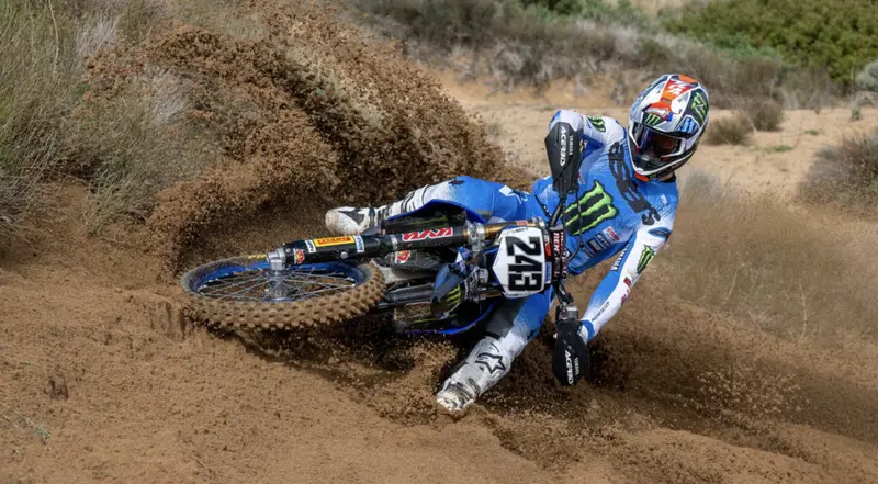 Tim Gajser in blu... attenzione perch&eacute; lo abbiamo intervistato e sembra pi&ugrave; carico che mai