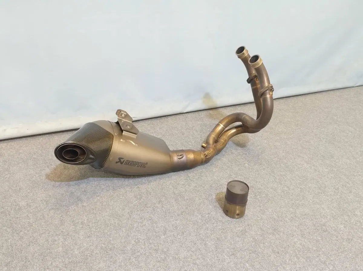 Scarico Completo + CAT Akrapovic Kawasaki Z 650 ‘1 (3)