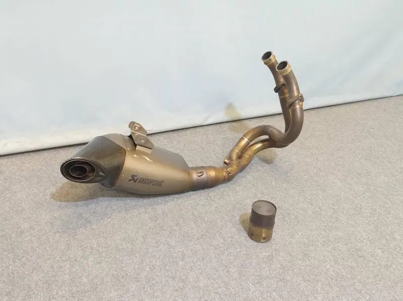 Scarico Completo + CAT Akrapovic Kawasaki Z 650 ‘1 (3)