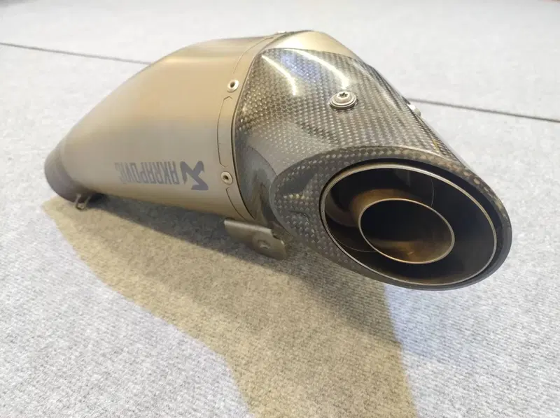 Scarico Completo + CAT Akrapovic Kawasaki Z 650 ‘1 (6)