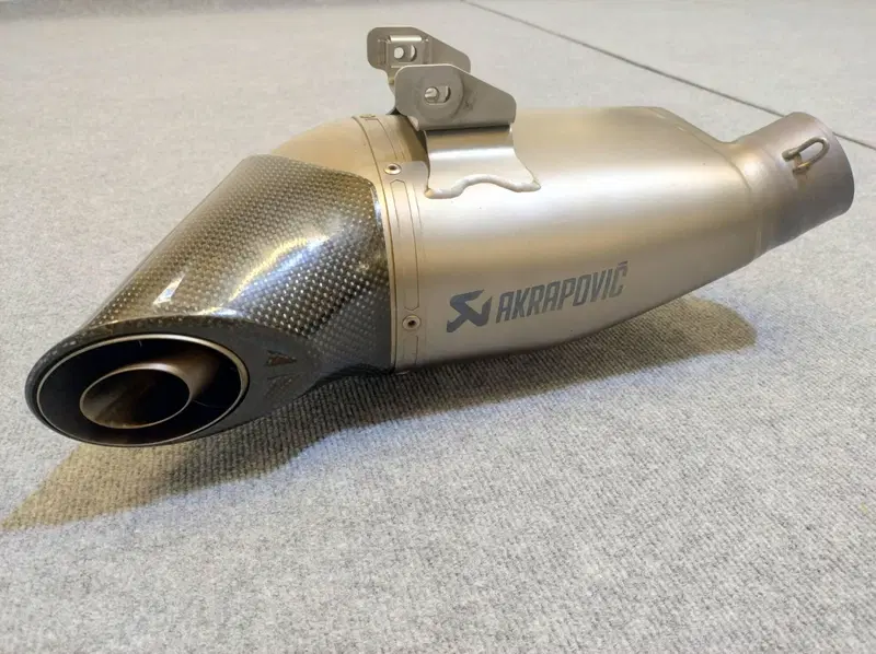 Scarico Completo + CAT Akrapovic Kawasaki Z 650 ‘1 (7)