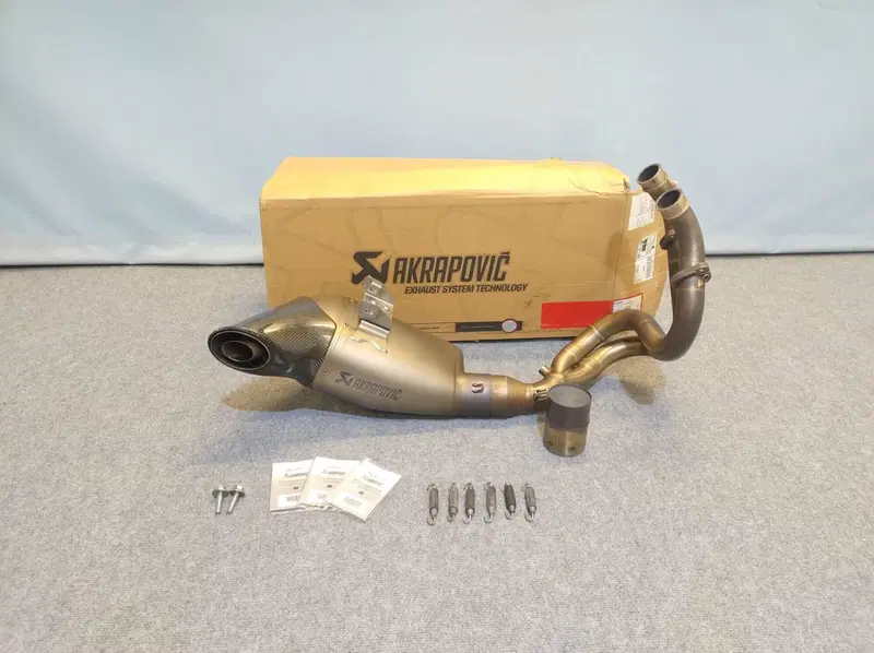 Scarico Completo + CAT Akrapovic Kawasaki Z 650 ‘1 (14)
