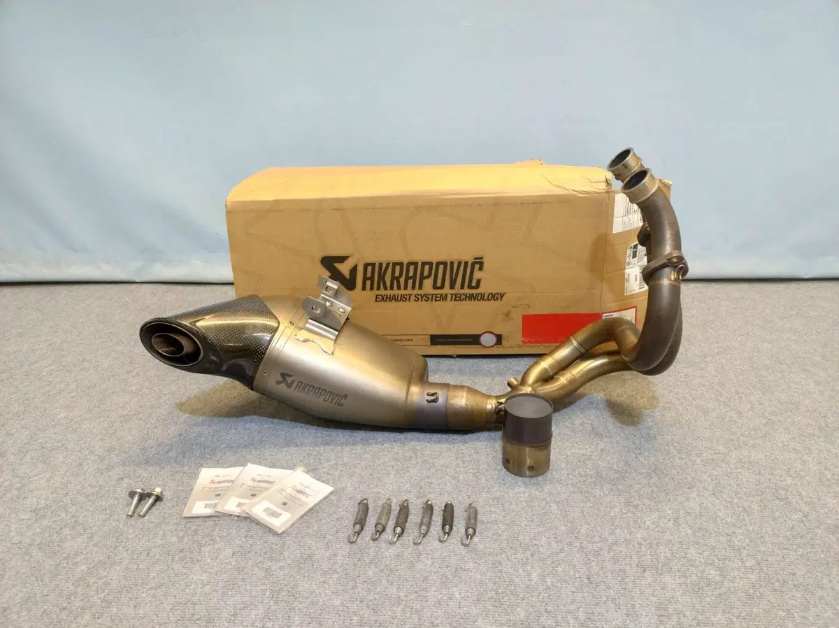 Scarico Completo + CAT Akrapovic Kawasaki Z 650 ‘1