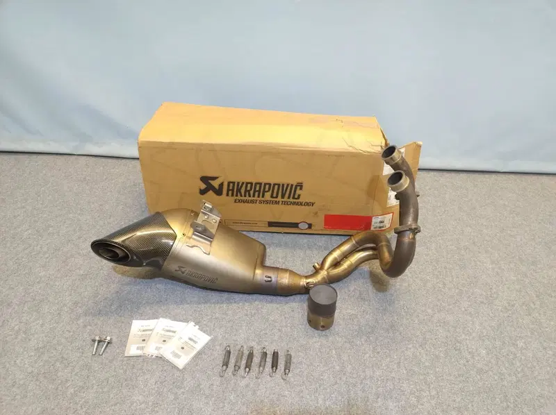 Scarico Completo + CAT Akrapovic Kawasaki Z 650 ‘1 (15)