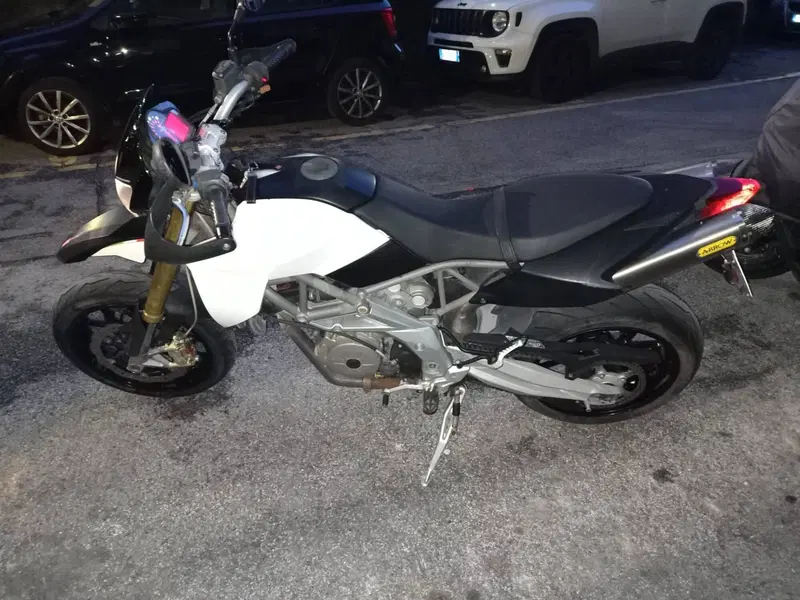 Aprilia Dorsoduro 750 (2009 - 14) (2)