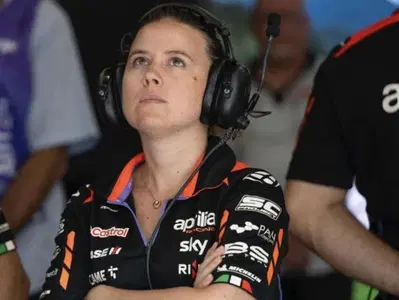 MotoGP 2026. Elena De Cia: voleva insegnare matematica, sale sul podio con l&rsquo;Aprilia a Buriram