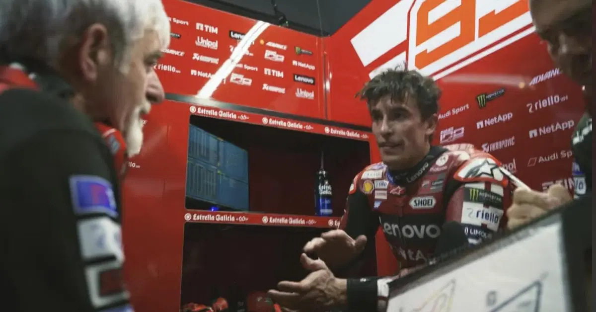 MotoGP 2026. GP di Thailandia. Marc Marquez sulla posizione ceduta ad Acosta: &ldquo;Cos&igrave; ho evitato 3 secondi di penalit&agrave;&rdquo;. Poi il danno al cerchio e Pecco Bagnaia: &ldquo;La moto era come un albero di Natale&rdquo; [VIDEO]
