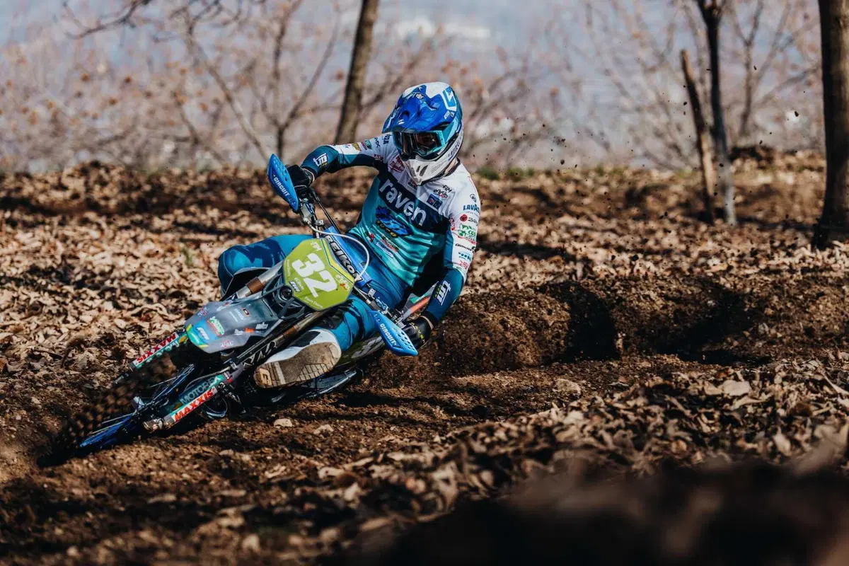 Raven e il Tm Moto Boano Factory Team lanciano la partnership Enduro 2026 (2)