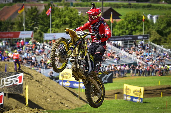 Jeremy Seewer, in alto Tony Cairoli