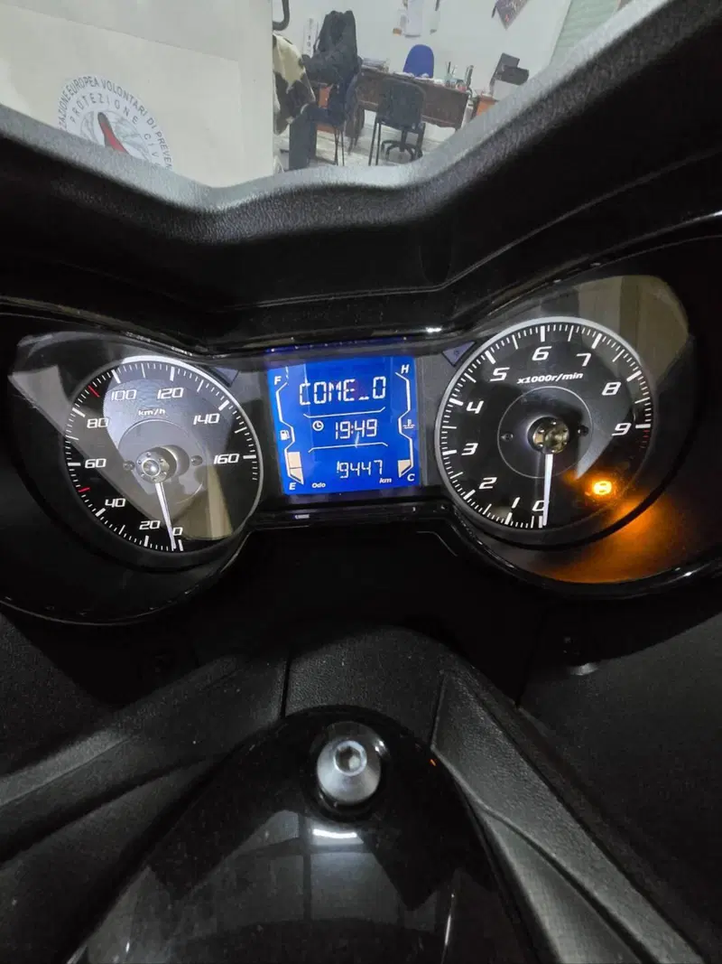 Yamaha X-Max 300 Tech Max (2021 - 24) (4)