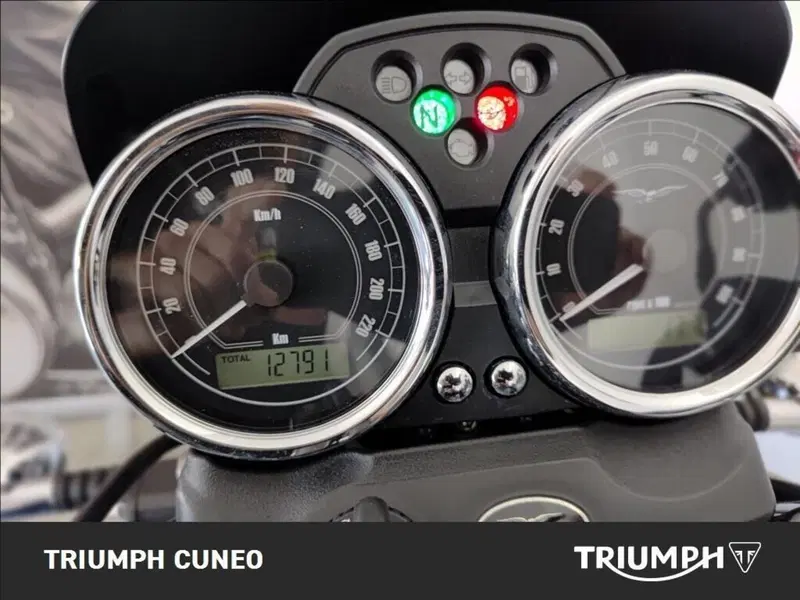 Moto Guzzi V7 II Stone (2015 - 17) (2)