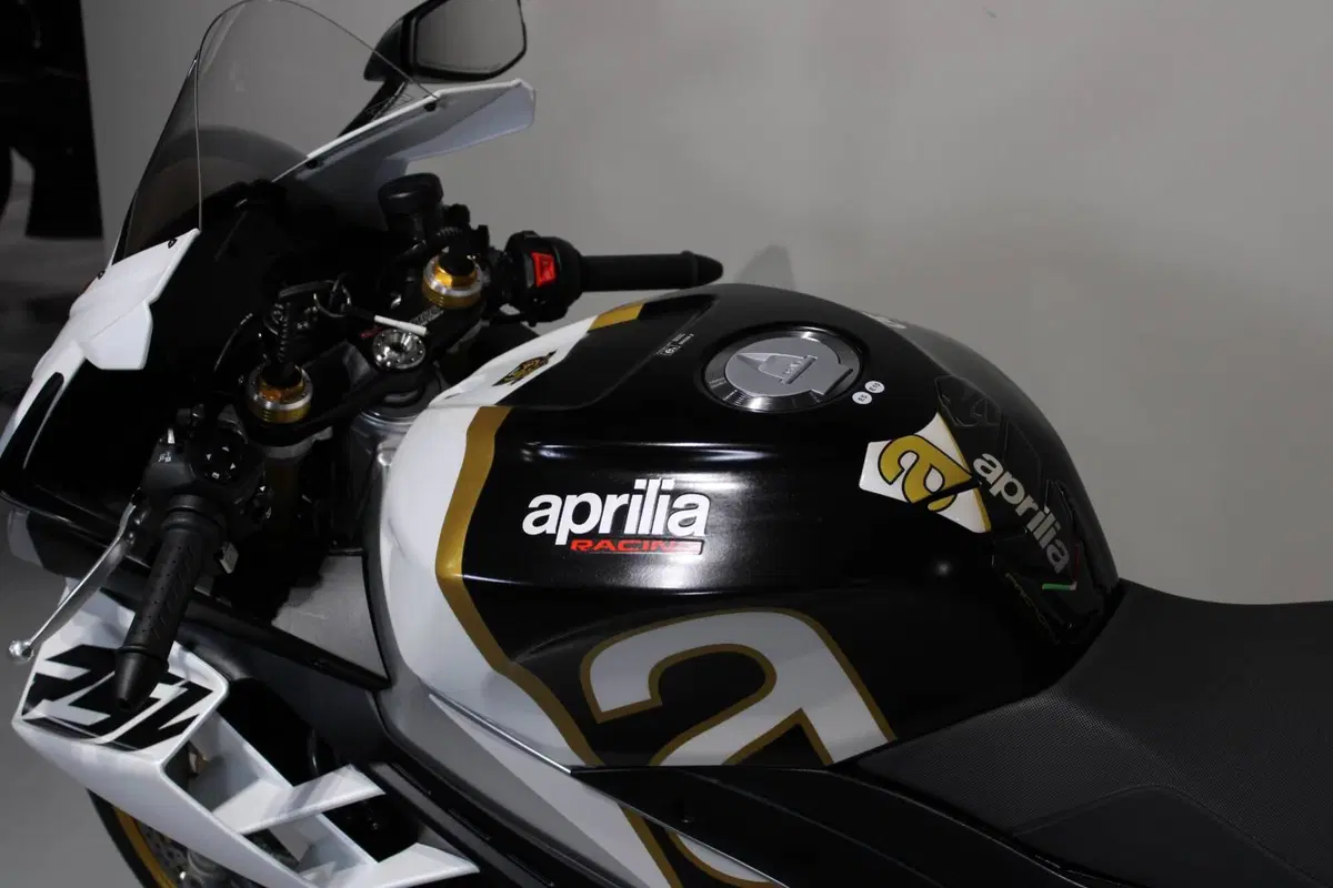 Aprilia RSV4 1100 Factory (2021 - 24) (5)