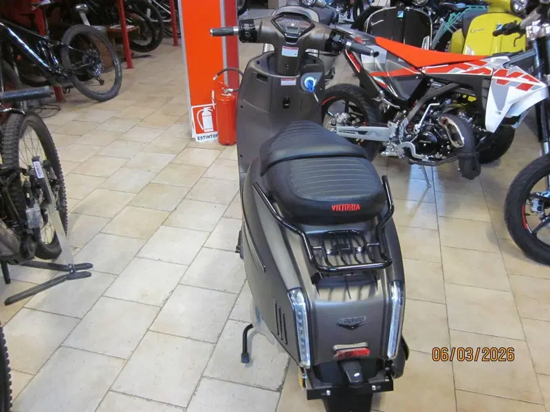 Keeway Motor Sixties 300i (2023 - 25) (7)